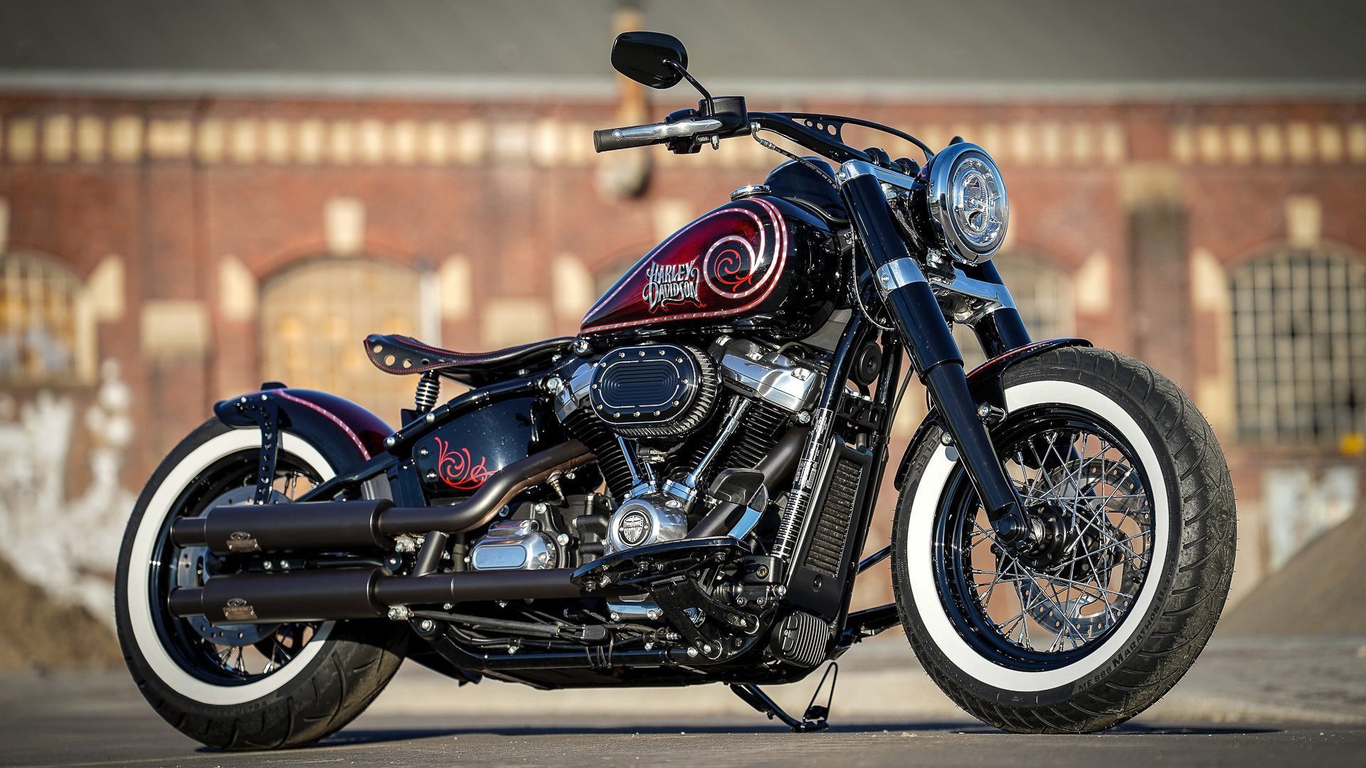 场边摄像机捕捉到战术信号板更换引发战术变化猜测，战术摄像头